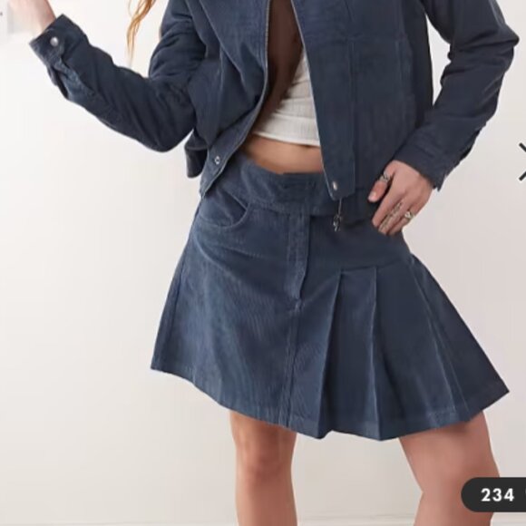 Reclaimed Vintage • navy corduroy pleated skirt - Picture 4 of 15